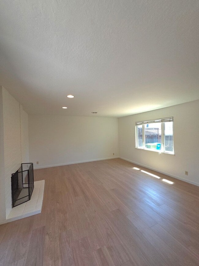 Photo - 2965 Millar Ave