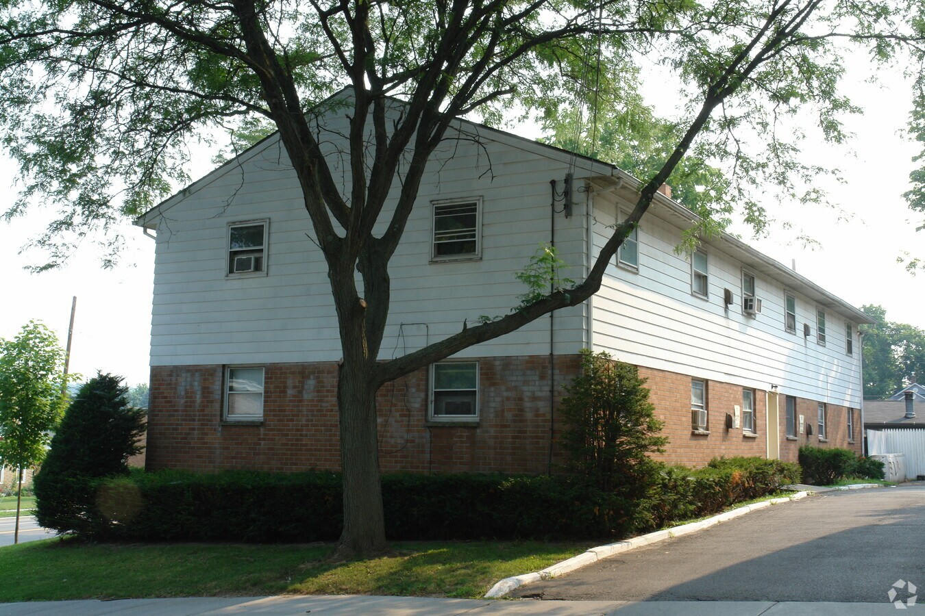 Hillside Court Apartments - Hillside Court Apartments