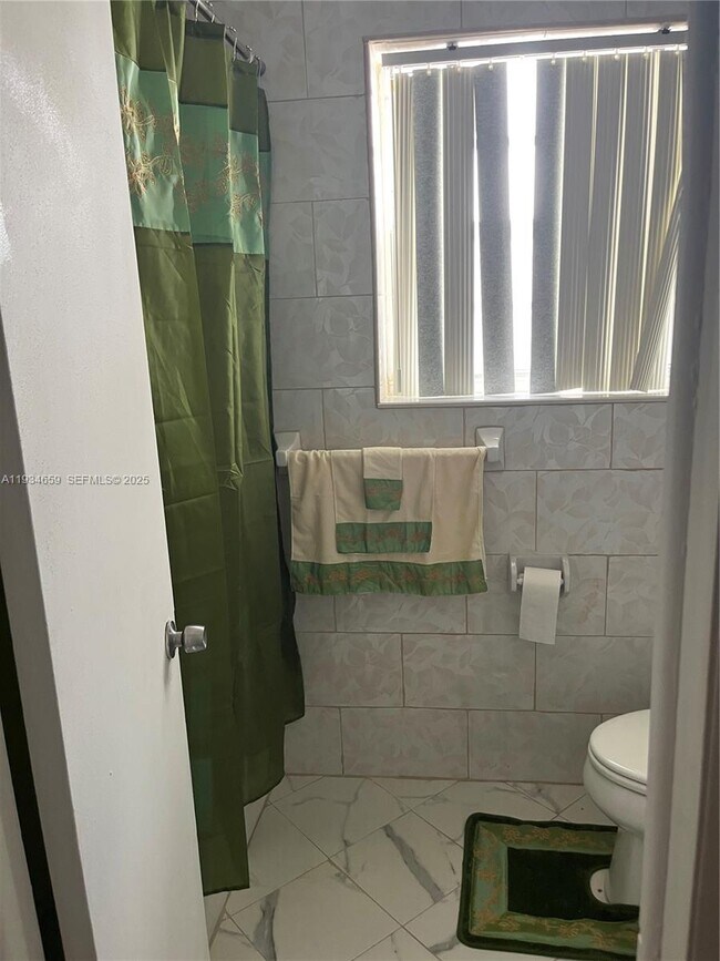 Photo - 19821 NE 13th Ct Unidad 2