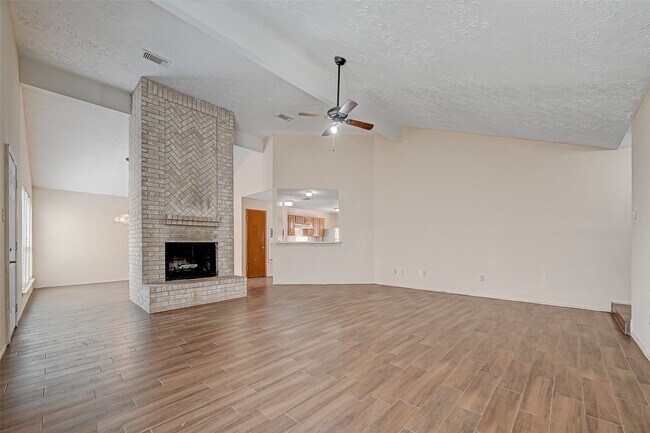 Photo - 2102 Creekshire Dr