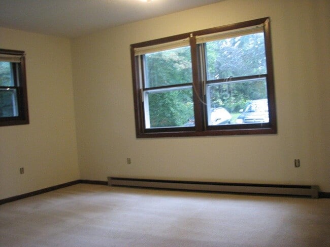 Building Photo - 695 Dorset St Unit #3