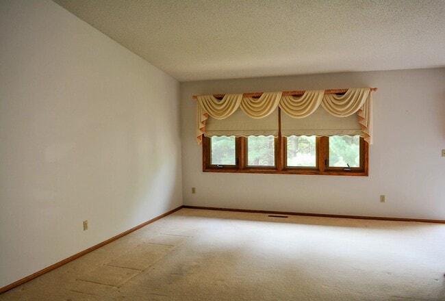 Upstairs living room - 2002 Mesabi Ave