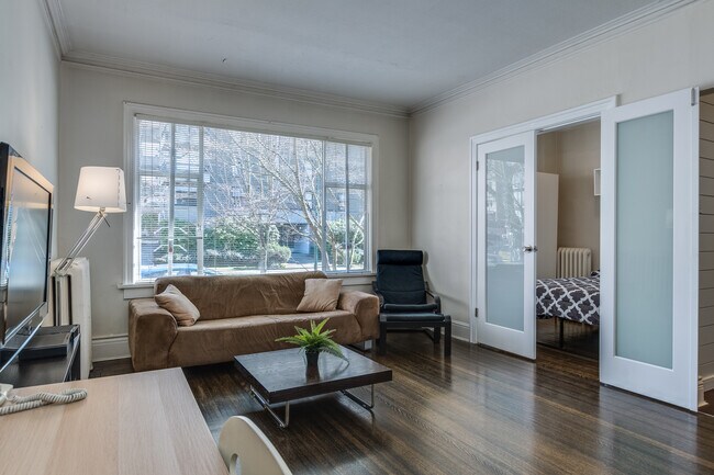 Photo - 935 Jervis St Unit 1