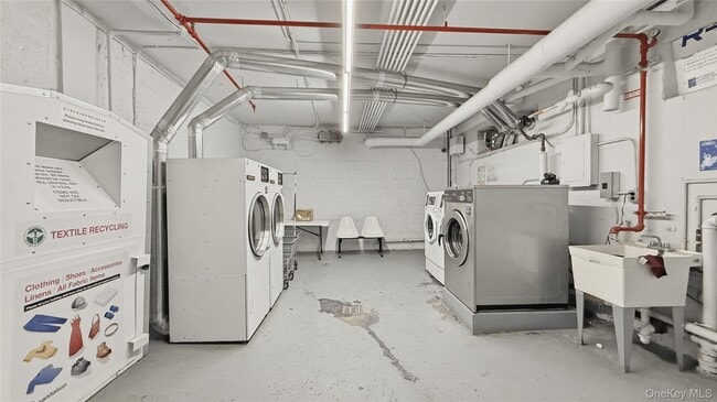 Building Photo - 4489 Broadway Unit 2D