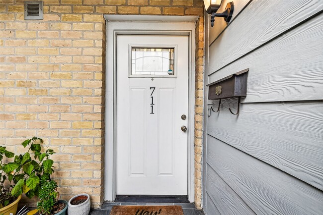 Photo - 711 Worthshire St