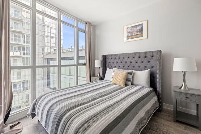 Building Photo - 83 Fort York Blvd Unit ID1345929P