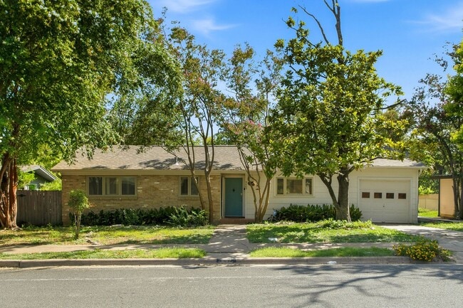 Building Photo - 3005 Village Dr