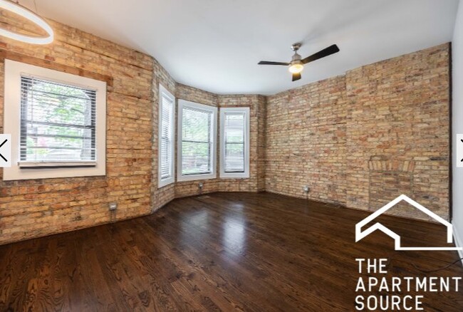 Building Photo - 1760 W Montrose Ave