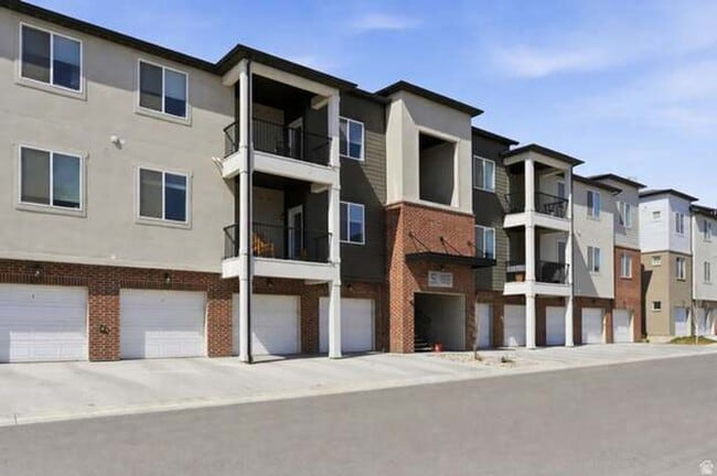 Building Photo - Spacious & Bright 3 Bedroom Condo with Pool Access, Garage, and Prime Lehi Location!