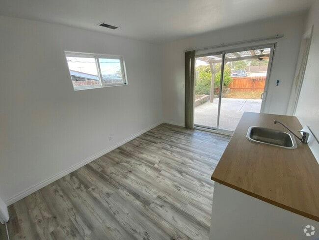 Building Photo - 424 S B St Rental