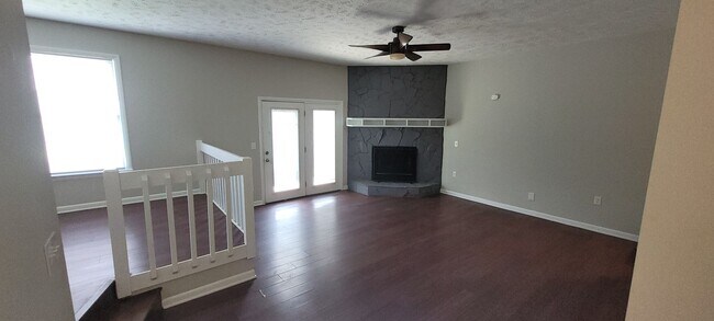 Photo - Clean 3 bedrooms, 2 baths, single garage w/remote control, and fenced yard!!