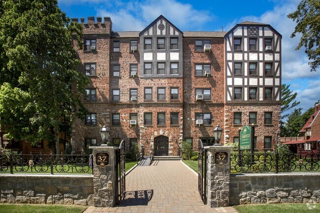 Building Photo - 37 Woodmere Blvd Unit 4d Rental