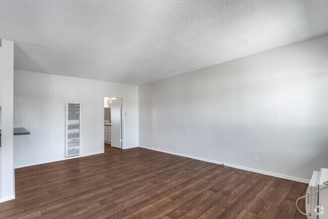 1BR, 1BA - 750 SF - #201