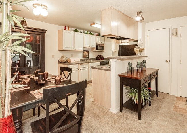 Photo - King's Court Apartments