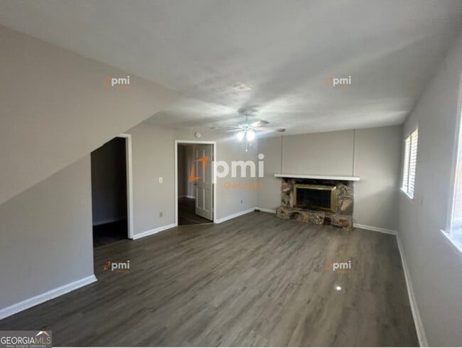 Photo - 667 Rae Dr SW