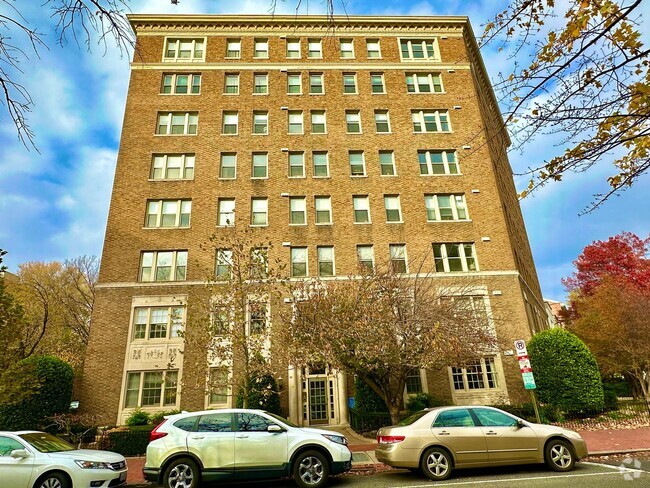 Building Photo - Dupont Living at its Finest. FURNISHED 1 B... Rental