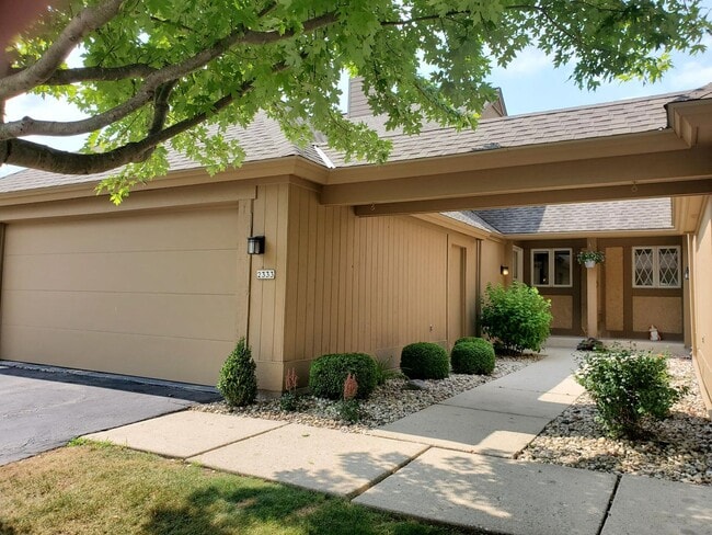 Building Photo - Mequon - A Stunning 3 Bedroom 3 Bath Condo