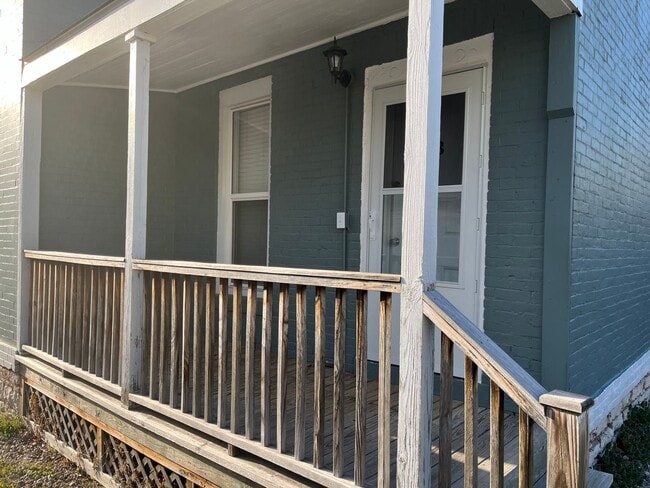 Building Photo - 607 Henry St Unit B