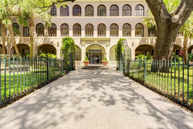 Building Photo - Designer condo with a private rooftop terrace