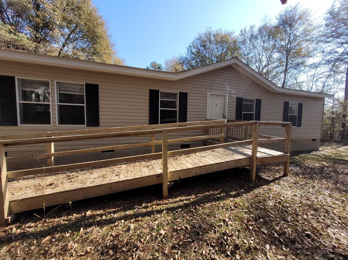 Madison Co. – Comer GA – Three Bedroom, 2 Bathroom Manufactured Home - Very Spacious and Privatel... - Madison Co. – Comer GA – Three Bedroom, 2 Bathroom Manufactured Home - Very Spacious and Privatel...
