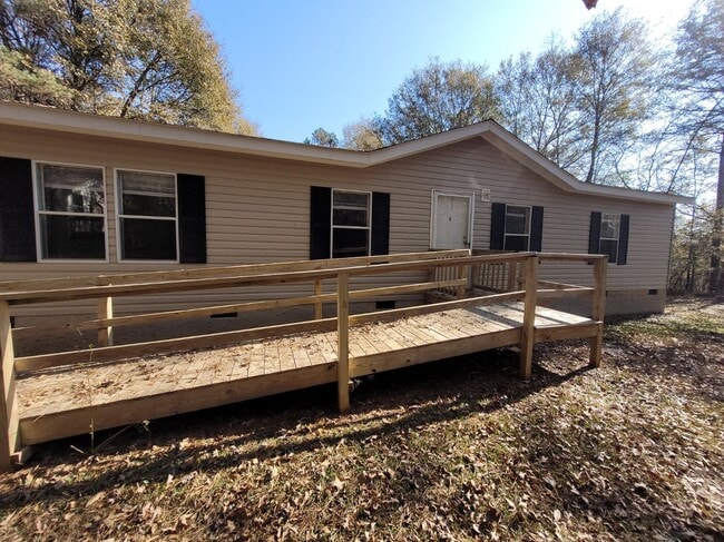 Building Photo - Madison Co. – Comer GA – Three Bedroom, 2 Bathroom Manufactured Home - Very Spacious and Privatel...