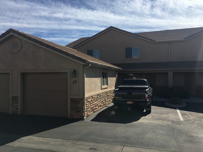Building Photo - Beautiful Skyhawk Town Home, 1 car garage.