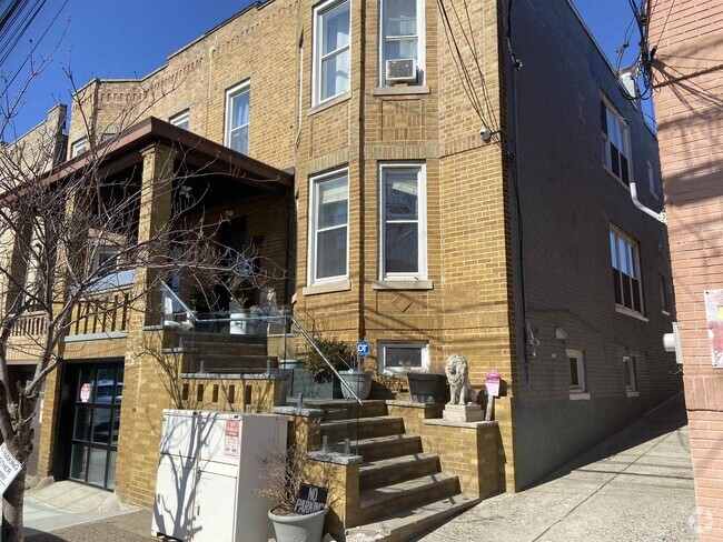 Building Photo - 1402 8th St Unit 1 Rental