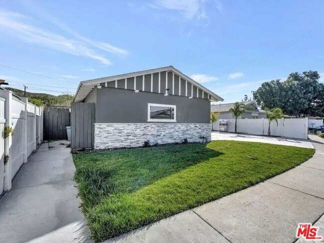 Photo - 28040 Ermine Pl