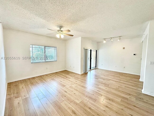 Building Photo - 2807 Veronia Dr Unit 301