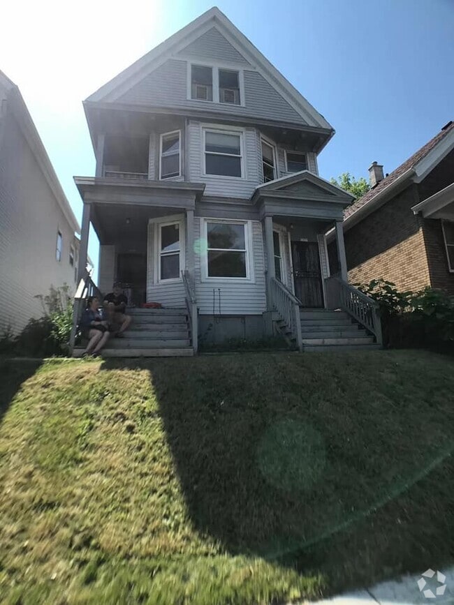 Building Photo - 1957 S 11th St Unit 1957 Upper Rental