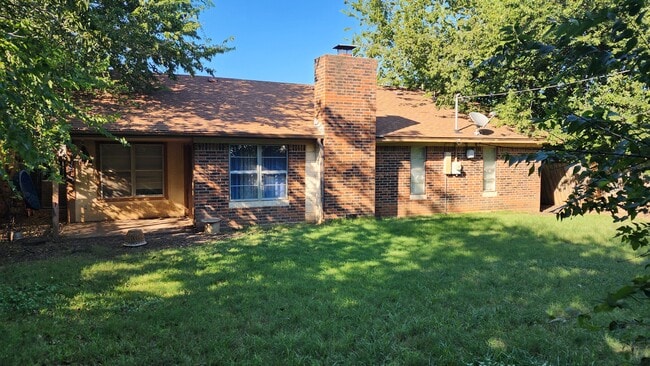 patio trasero cercado - 1702 Edgefield St