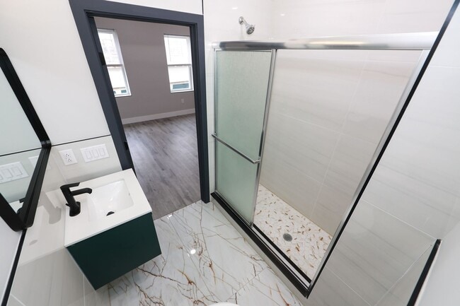 Building Photo - 3565 Kensington Ave Unit 2