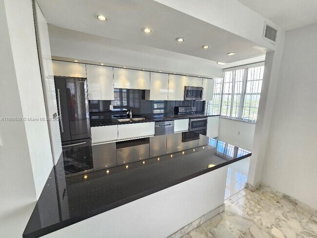 Building Photo - 18051 Biscayne Blvd Unit 1704 Rental