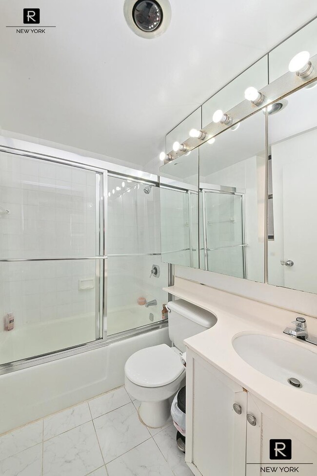 Photo - 150 W 51st St Unit 1411