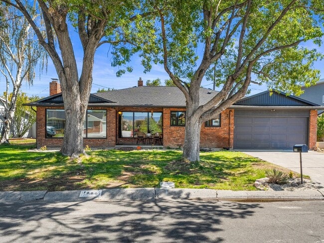 Building Photo - Dream Home