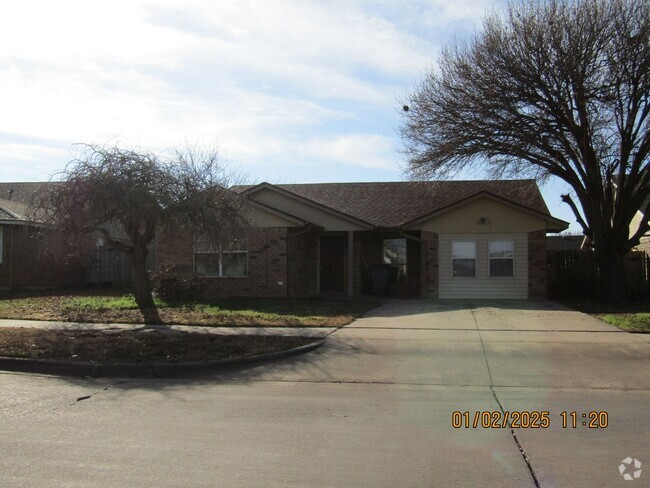 Building Photo - Freshly Painted/New Flooring Home!! No Pets!