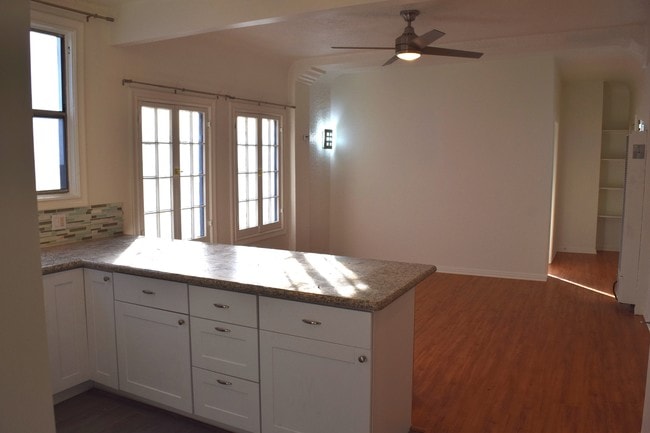 Photo - 1172 N Ardmore Ave Unit 1172