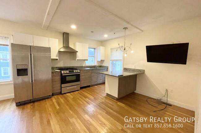 Building Photo - 128 Hillside St Unit 2R