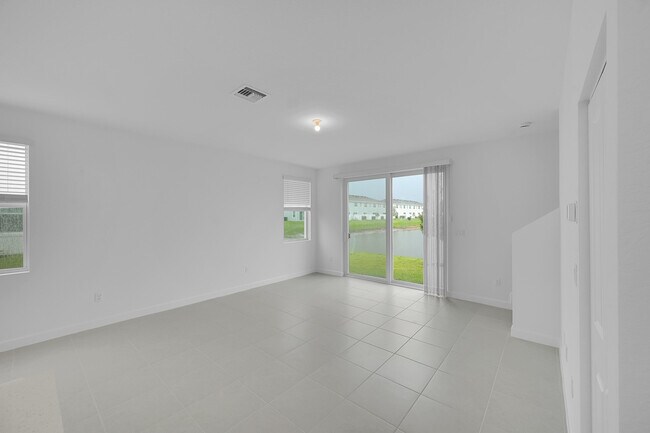 Photo - 548 Rivergrass St