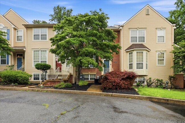 Building Photo - Town Home in Popular North Pointe
