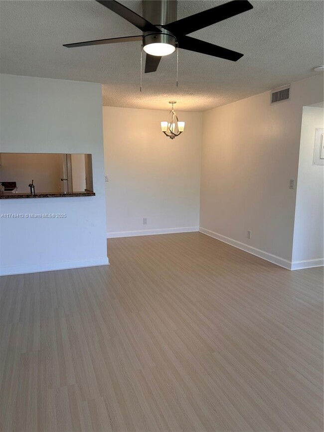 Photo - 1045 Twin Lakes Dr Unidad 27-E Rental