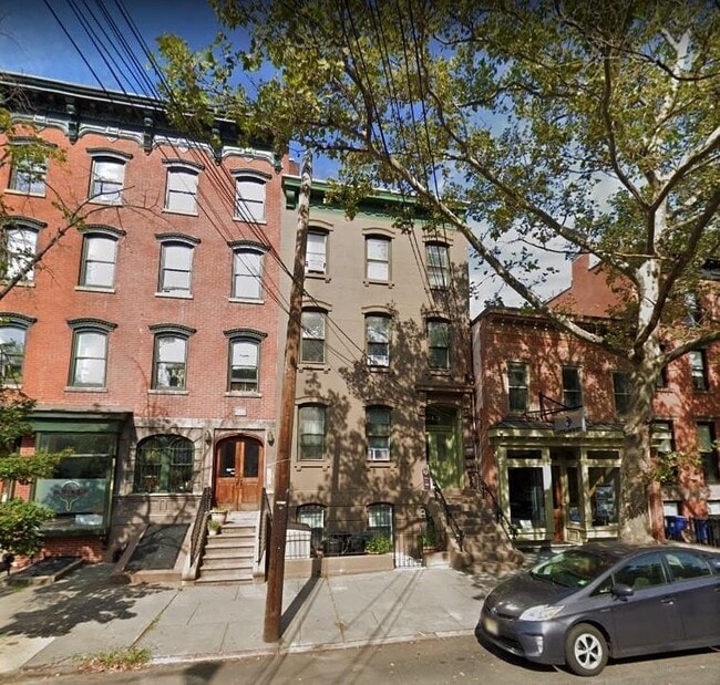 Building Photo - 613 Jersey Ave Unit 1