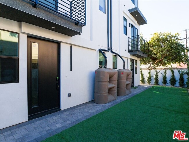 2817 Redondo Blvd