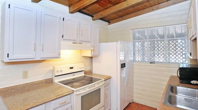 Photo - 4 bedroom/2 bath home on large lot near Alvernon/Grant!