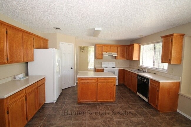 Building Photo - 300 Sioux Cir