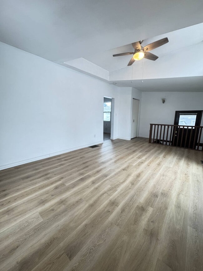 Photo - 273 Moffat St