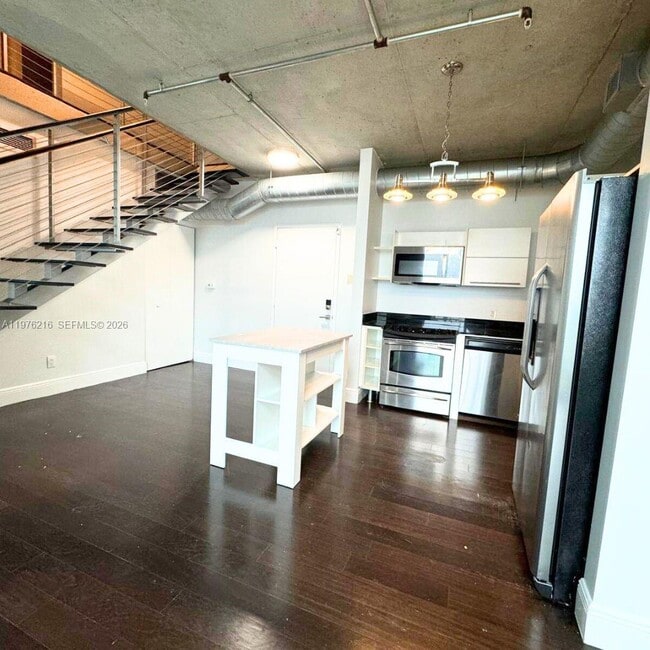 Building Photo - 690 SW 1st Ct Unit PHI24