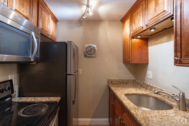 1BR, 1BA - 600sf