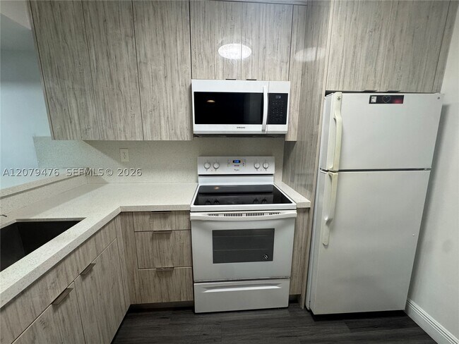Building Photo - 8002 SW 149th Ave Unit B408