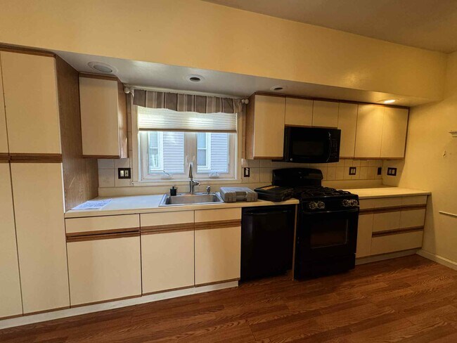 Photo - 46 Bromfield Rd Unit 1